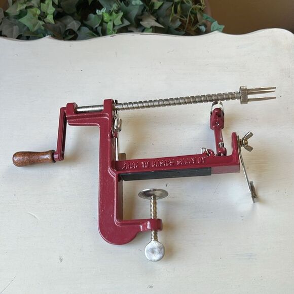 Red Apple Peeler with Wooden Handle Back to Basics - Picture 5 of 5